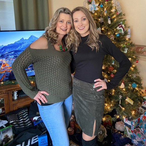 Meet your Posher, Misty I have so many items to list so watch my closet 😊 - Picture 8 of 9